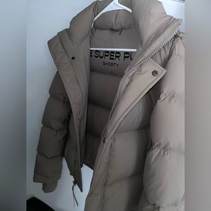 Aritzia super puff shorty puffer jacket in color Modern Taupe